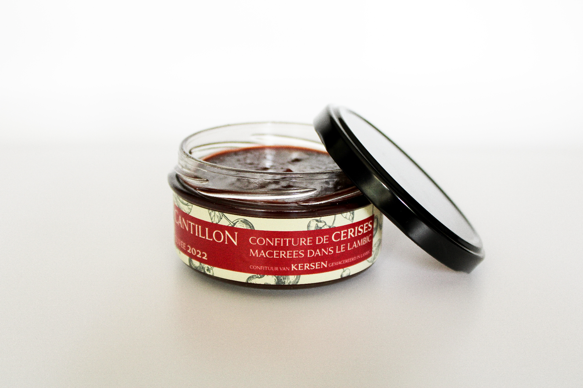 Pot de confiture Cantillon Cerise ouvert — texture du fruit macéré au lambic